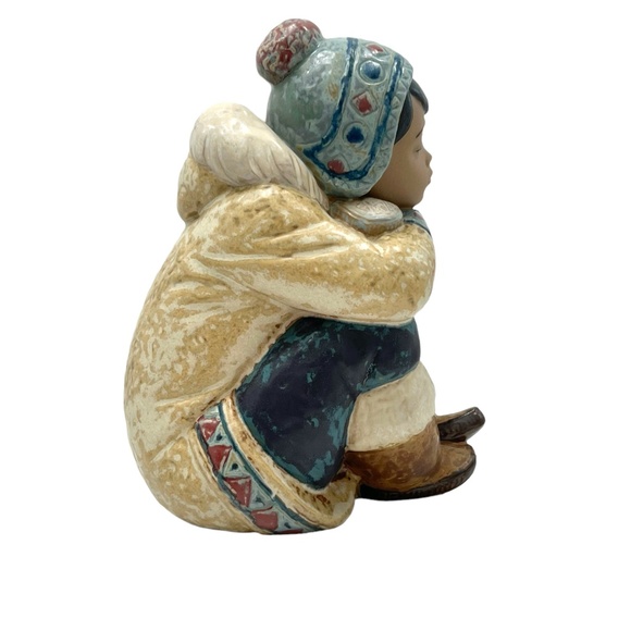 LLADRO PENSIVE ESKIMO BOY FIGURINE - Picture 3 of 16